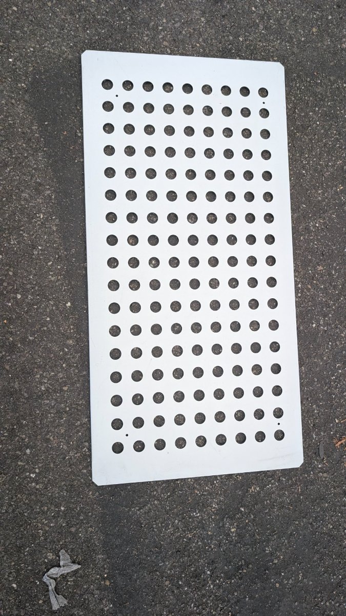 Plaque métal grise perforée 47x94 cm
