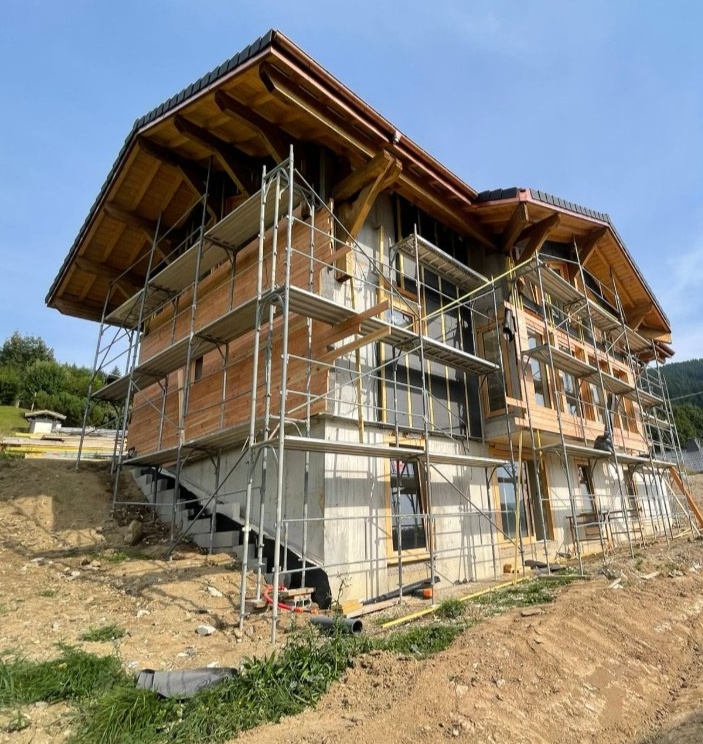 Lot Échafaudage de Façade Kern Acier / Alu – environ 475 m² de travail (47,5 m x 10 m)