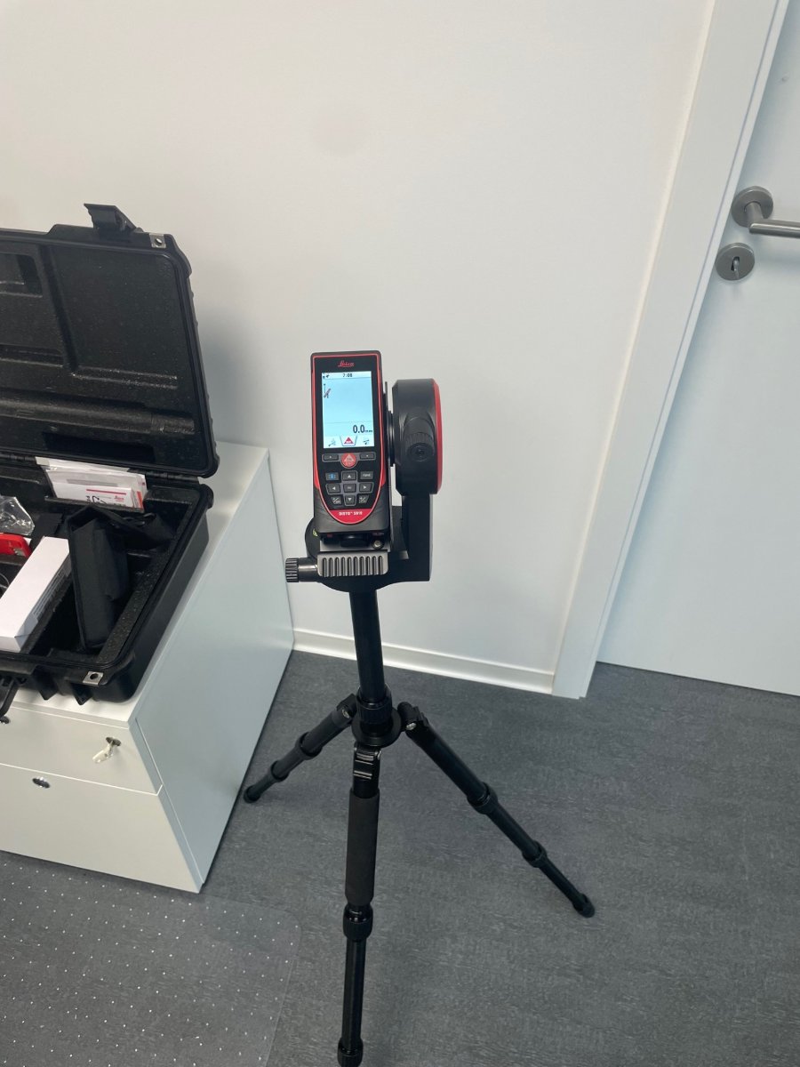 Télémètre laser S910 Leica-  avec trépied - excellent état - utilisé 2 fois