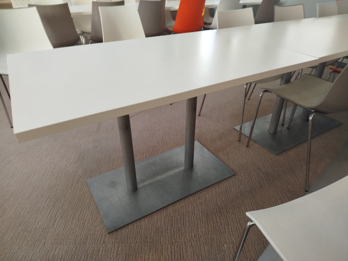 Lot de 50 tables et 90 chaises PEDRALI en bon état à donner