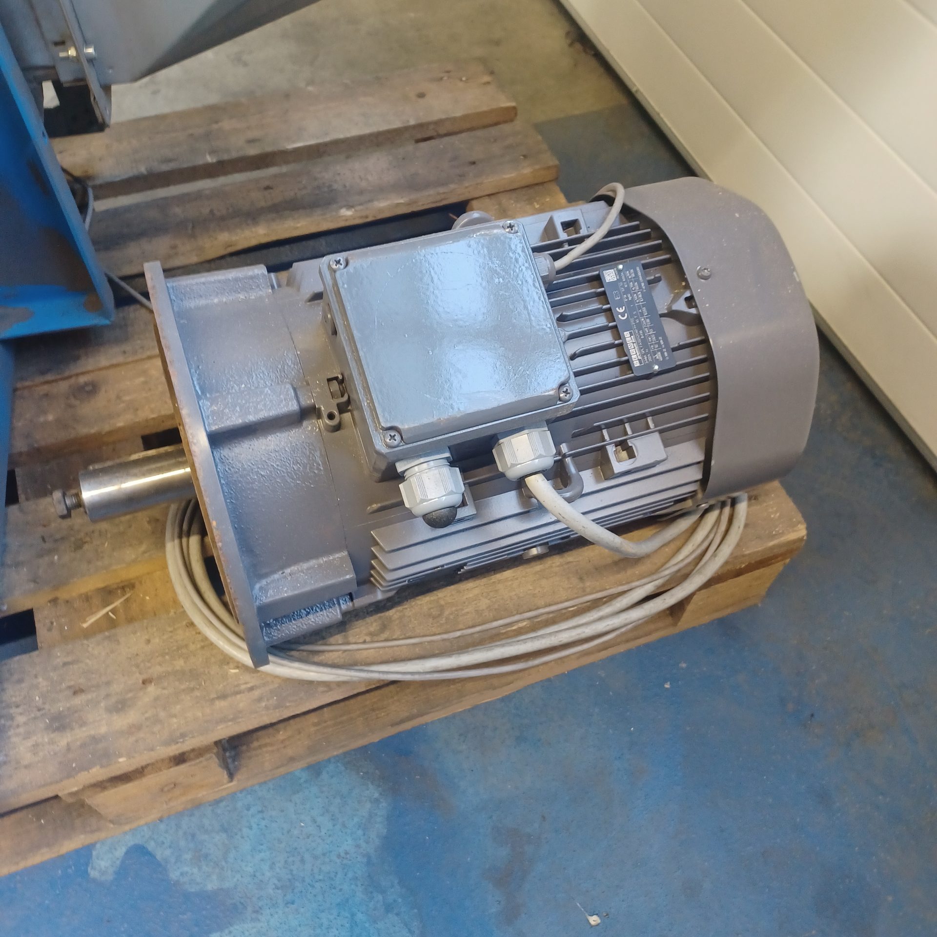 Moteur électrique triphasé SERMES Premium Line IE3 – 5,5 kW en bon état