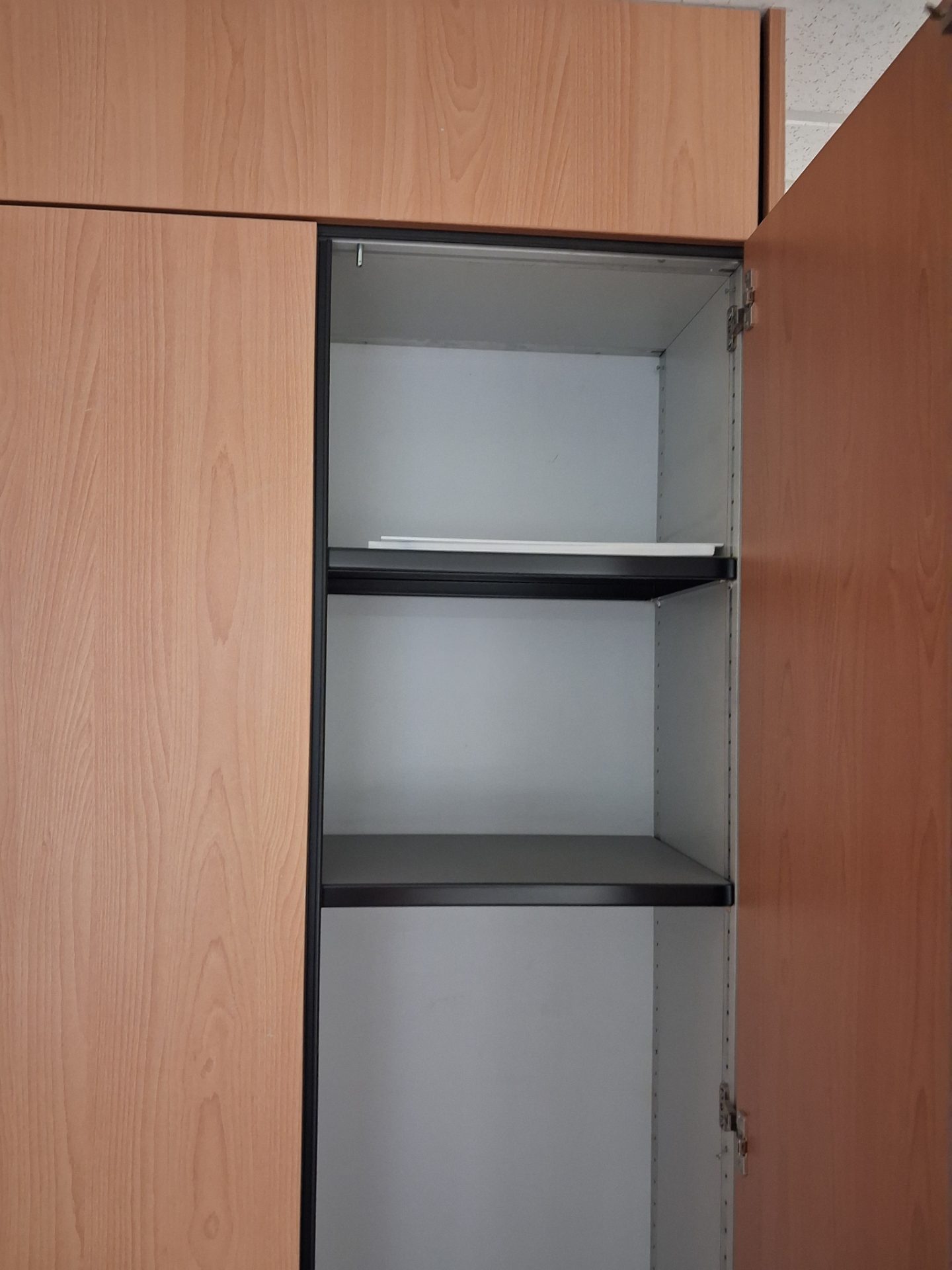 Lot de 10 armoires de rangement 2 portes - Placage effet bois - 230 / 100 / 50 cm 