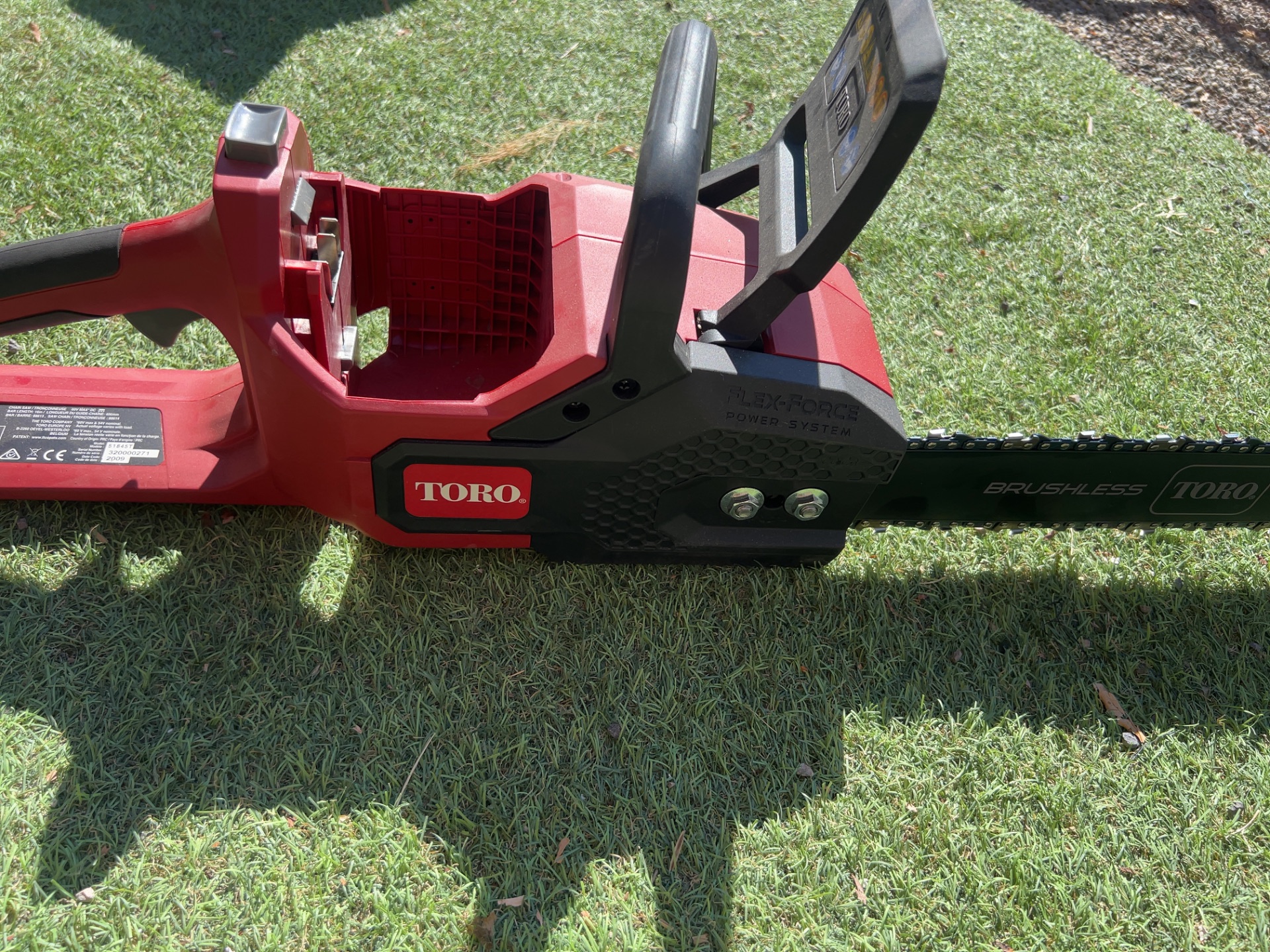 Tronçonneuse TORO + taille haie TORO NEUF SANS BATTERIE 